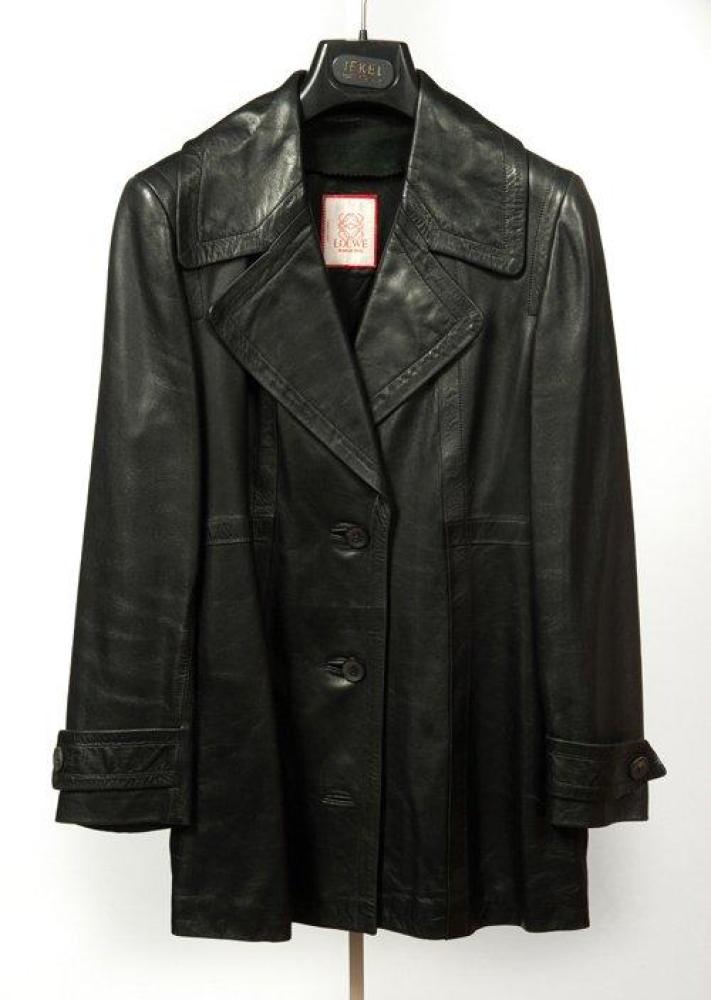 LOEWE

Caban en cuir agneau noir, col cranté, effet de découpes soulignées de surpiqures, simple boutonnage, manches longues, poches dans les coutures.