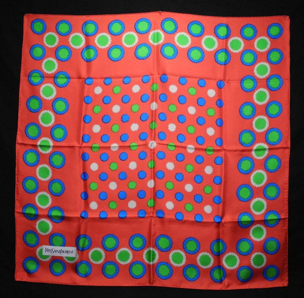 YVES SAINT LAURENT

Foulard en soie à décor de fleurettes verts et bleus sur fond fushia