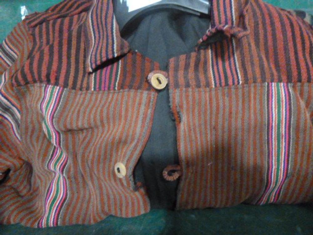 Lot comprenant une veste tissée boutonnée,...

Lot comprenant une veste tissée boutonnée, Laine et coton, Amérique du Sud; une tenture rayé ikaté, un morceau de vêtement démonté Miao coton indigoté et un mouchoir en lin brodé à jours et soie