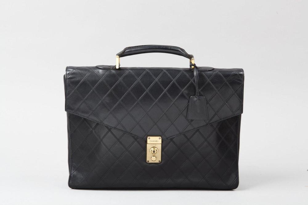 PRADA

Sac en nylon de soie vieux rose et cuir façon python, fermeture métal argenté vieillie, trois poches extérieures à rabat, poignée réglable. Très bon état