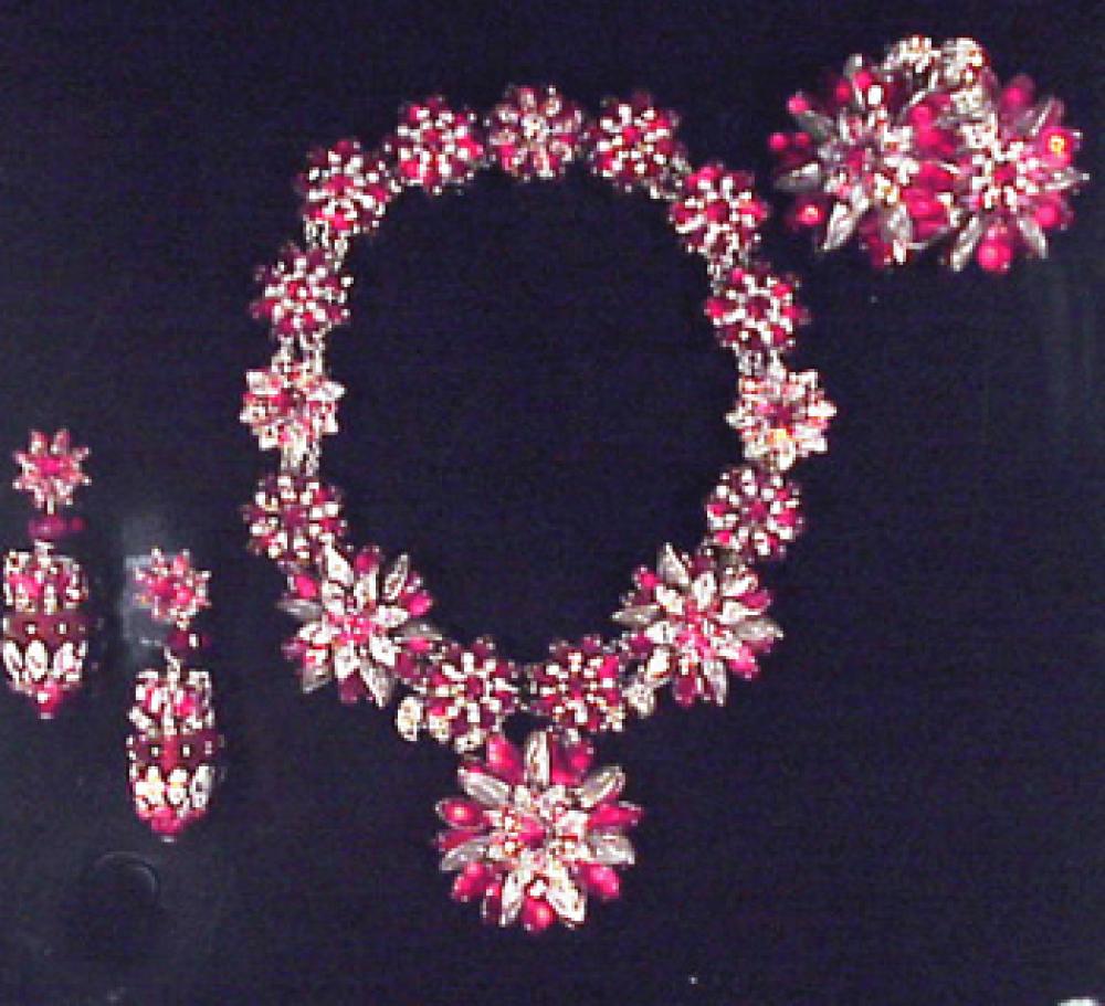 Miriam Haskell Red and Silver Suite

Lot 247
Miriam Haskell Red and Silver Suite
 Comprising a necklace, brooch and drop earrings of flowerhead segments worked in ruby red faceted stones, rhinestones and silver metal leaves, marked.