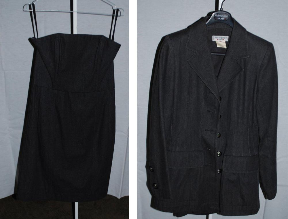 Yves SAINT LAURENT rive gauche

Robe bustier en denim noir, deux poches en biais se porte sous une veste cintrée, encolure ronde simple boutonnage