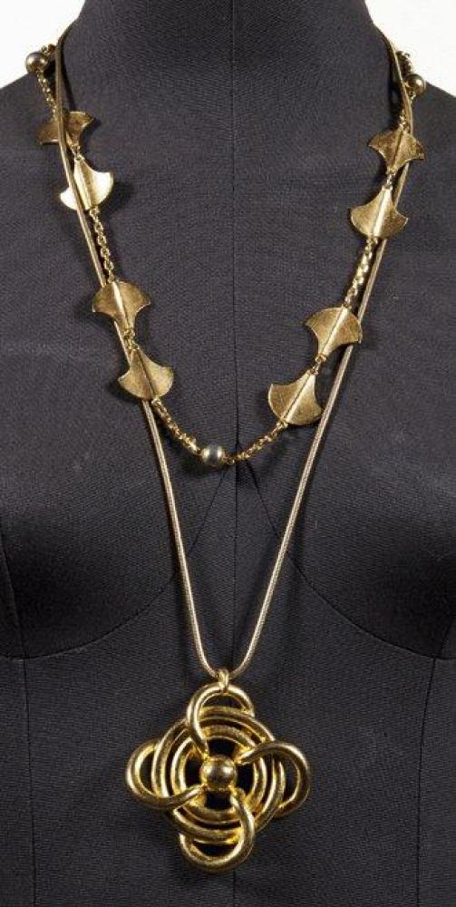 PIERRE BALMAIN

Ensemble composé d’un sautoir formant des palmettes et perles entrecoupées de chaînes et d’un pendentif monté sur une chaîne tubogaz en métal doré