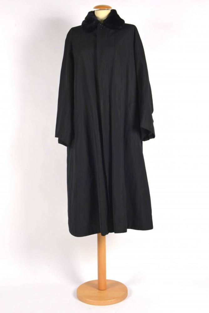 Katharine Hamnett: black cotton coat with faux fur

Katharine Hamnett: black cotton coat with faux fur