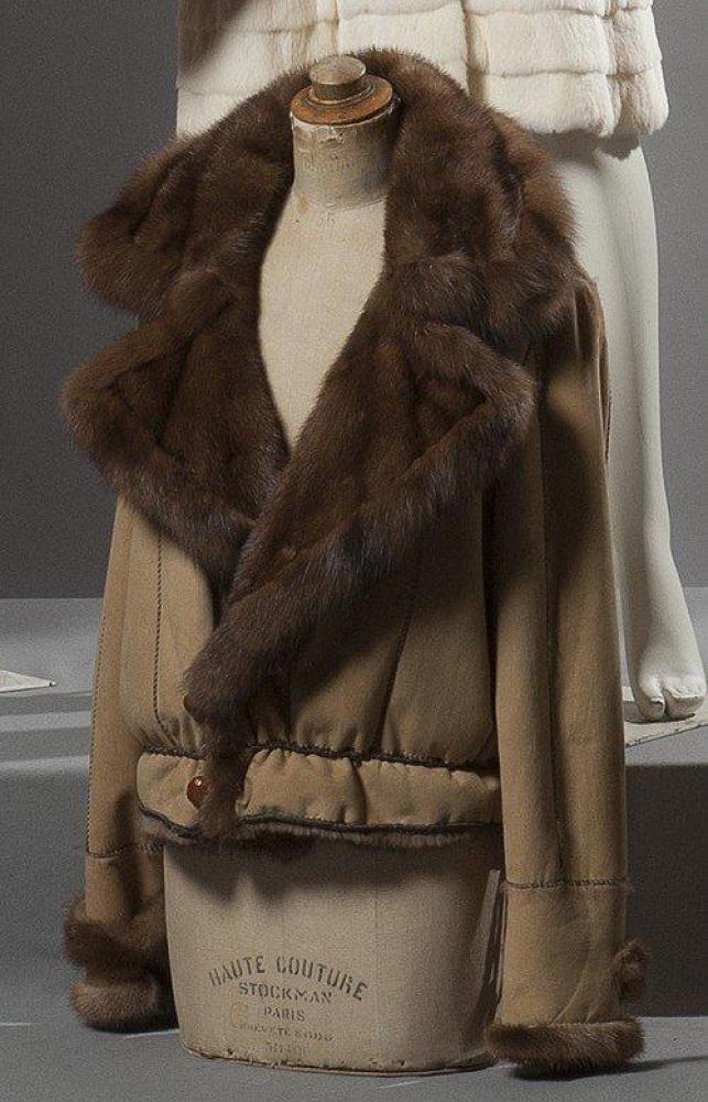 Blouson réversible en envers Daim beige et…

Blouson réversible en envers Daim beige et Vison femelle scanbrown, col cranté bordé de martre Zibeline marron du Canada, simple boutonnage à deux boutons facettés, taille coulissée sur un lien