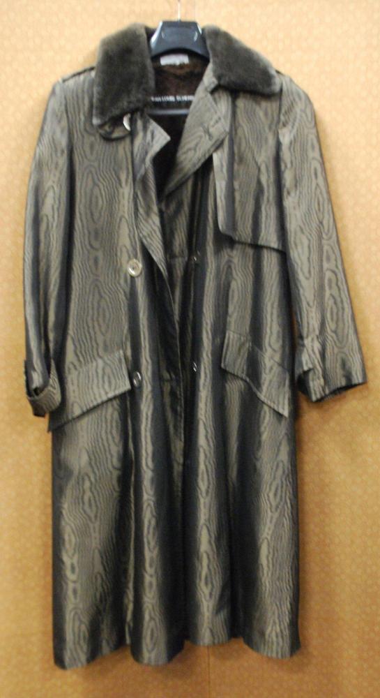 Jean Louis SCHERRER

Fourrure manteau en soie polyester façon moire, à dominante grise, col recouvert dopossum rasé lustré, demi doublure intérieure amovible, en castorette