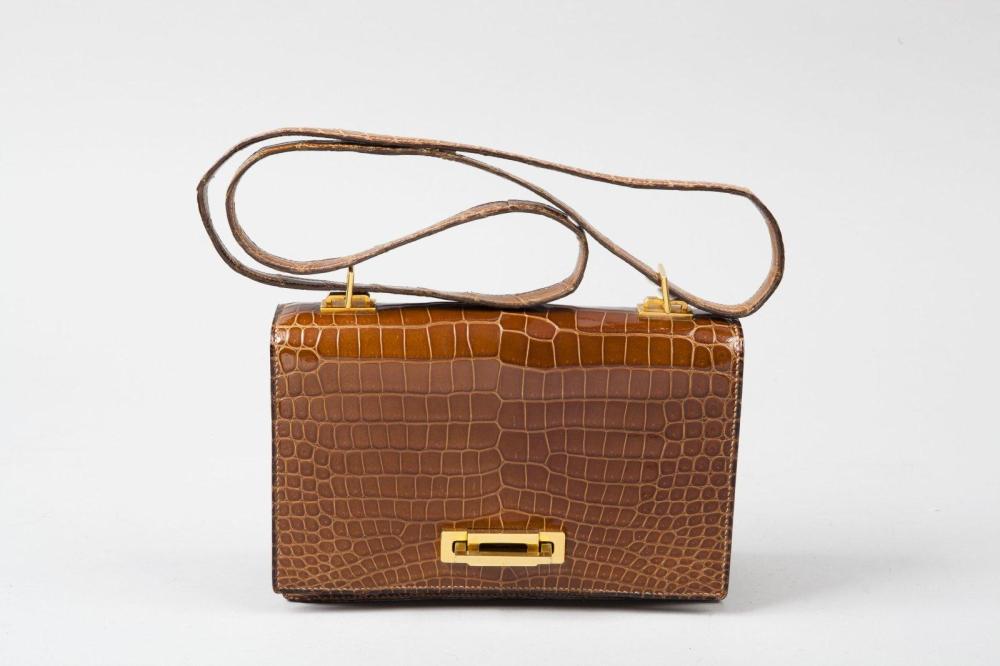 HERMES Paris

Sac en crocodile miel, fermoir, attaches plaqué or, anse bandoulière transformable, intérieur doublé de chevreau camel. Très bon état. Ce lot a été confectionné dans les parties d’espèces de crocodylidaes spp classées aux Annexes II/B de la Convention de Washington et de la Règle 338/97 du CE du 9/12/1996. Pour une sortie de l’UE un CITES d’export sera nécessaire celui-ci étant à la charge du futur acquéreur