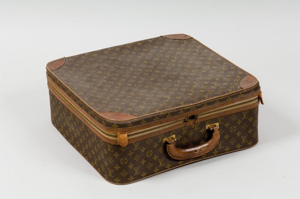 Louis VUITTON

avenue Marceau Valise semi-souple en toile monogram et cuir naturel, fermeture éclair, poignée cuir (petite usure). Dimensions : 51 x 50 x 19.5cm