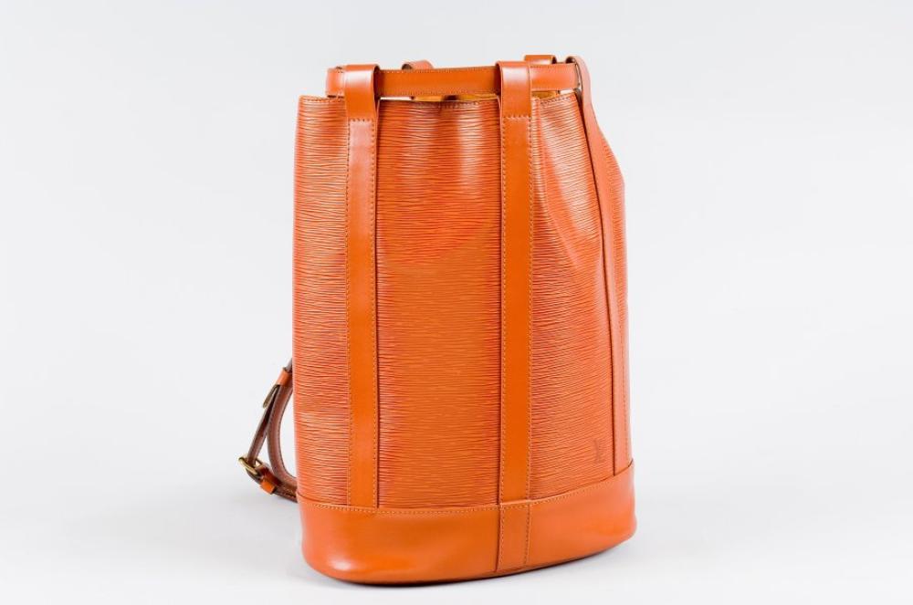 Louis VUITTON

Sac "Petit randonnée" en cuir épi gold, fermeture lien par une anse à dos