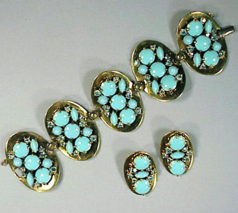 Schiaparelli Turquoise Stone Bracelet 1950s

Lot 477
Schiaparelli Turquoise Stone Bracelet 1950s
 1950s 
 Five oval gilt plaques set with turquoise stones; And Earrings en Suite.