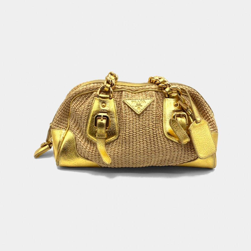 Description

PRADA.
Straw bag in natural color and golden leather details. Zipper closure. Double short chain handle. Gold hardware. Four protective rivets at base. Reinforced corners.
In excellent condition.
Measurements: 18 x 41 x 12 cm.