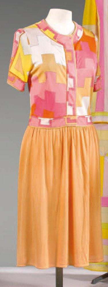 Emilio PUCCI, circa 1966 / 1970

Robe en jersey de soie imprimé, buste à motofs géométriques multicolore, ras du cou, boutonnage sous patte, manches courtes, jupe abricot légèrement froncée sur la taille basse. (taches) Griffe blanche, graphisme vert
