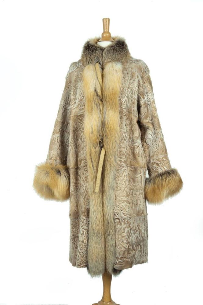 BIRGER CHRISTENSEN

Manteau réversible en Astrakan Boukhara beige et envers cuir, travail horizontal pleines peaux, col, parementures et revers des manches en Renard Roux du Groenland, fermetures liens