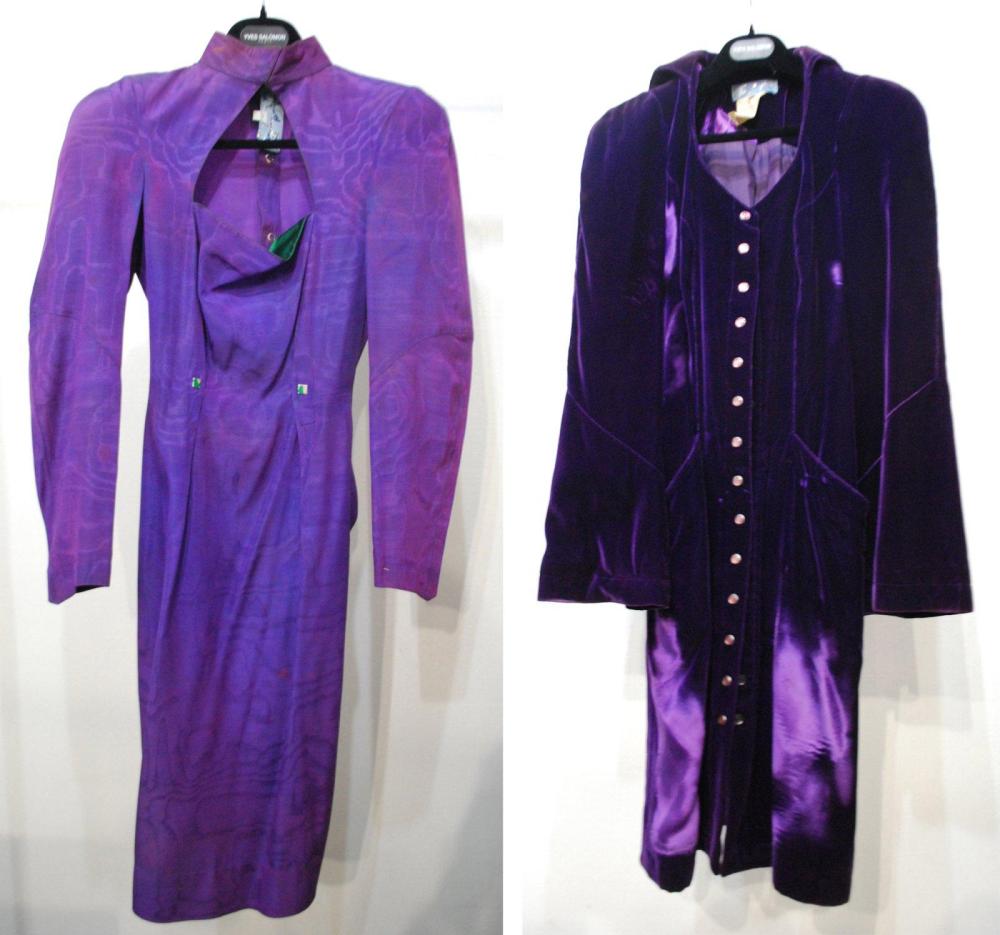 Thierry MUGLER circa 1980

Lot de deux robes, l’une en velours violet à décolleté arrondis sur encolure montante, poches en biais, devant à pressions, la seconde en moire violette, encolure montante sur découpe carré ouverte, manches longues (en l’état)