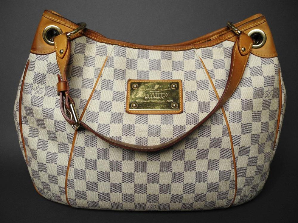 Louis VUITTON

Sac "GALLIERA" en toile damier Azur ornée d’une plaque siglé en métal doré Fermeture par un clip magnétique Anse porté épaule en cuir naturel réglable Intérieur en tissu peau de pêche beige avec une poche à rabat pour téléphone portable et un anneau pour clefs 42 x 29 cm Etat d’usage (tâches de stylo à l’intérieur)