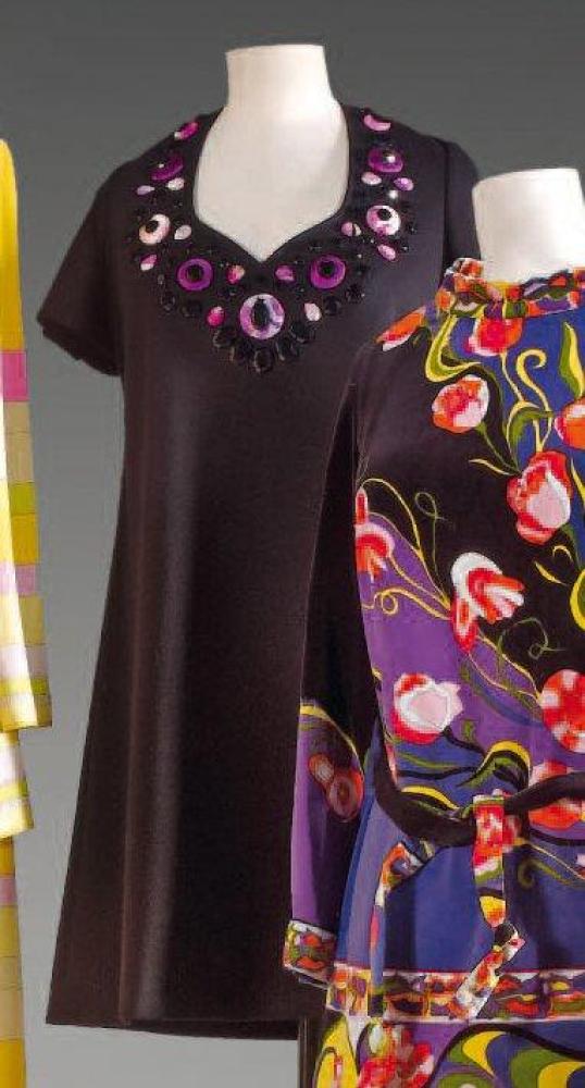 Emilio PUCCI, circa 2005

Robe de forme évasée en jersey de laine noir, décolleté coeur soulignée d’une broderie de motifs en satin imprimé, de perles noires, manches courtes, nous y joignons un pantalon en soie noire et une jupe en soie en élastane imprimée à motifs psychédéliques multicolores. Griffes blanche, grises, graphismes noir, turquoise