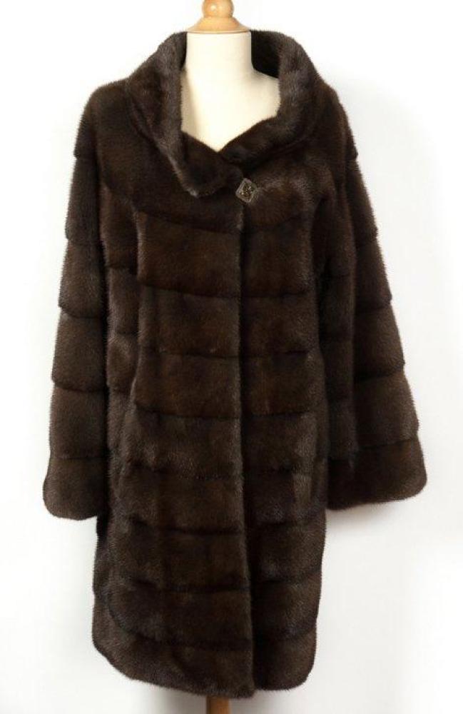 Agnès GERCAULT

9/10ème En Vison aurora, travail horizontal arrêtes sur flanc, petit col droit, boutonnage à un bouton de nacre, poches verticales.