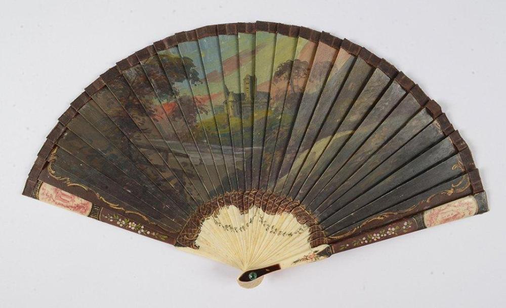 Taverne flamande, vers 1840 Éventail de type...

Taverne flamande, vers 1840 Éventail de type brisé en os peint d’une scène d’intérieur dans le goût de Teniers. Une femme et un homme attablés échangent quelques mots en compagnie d’un musicien. Au revers, paysage de bord de lac, un clocher en arrière-plan. La tête appliquée d’écaille brune. H.t. 19 cm