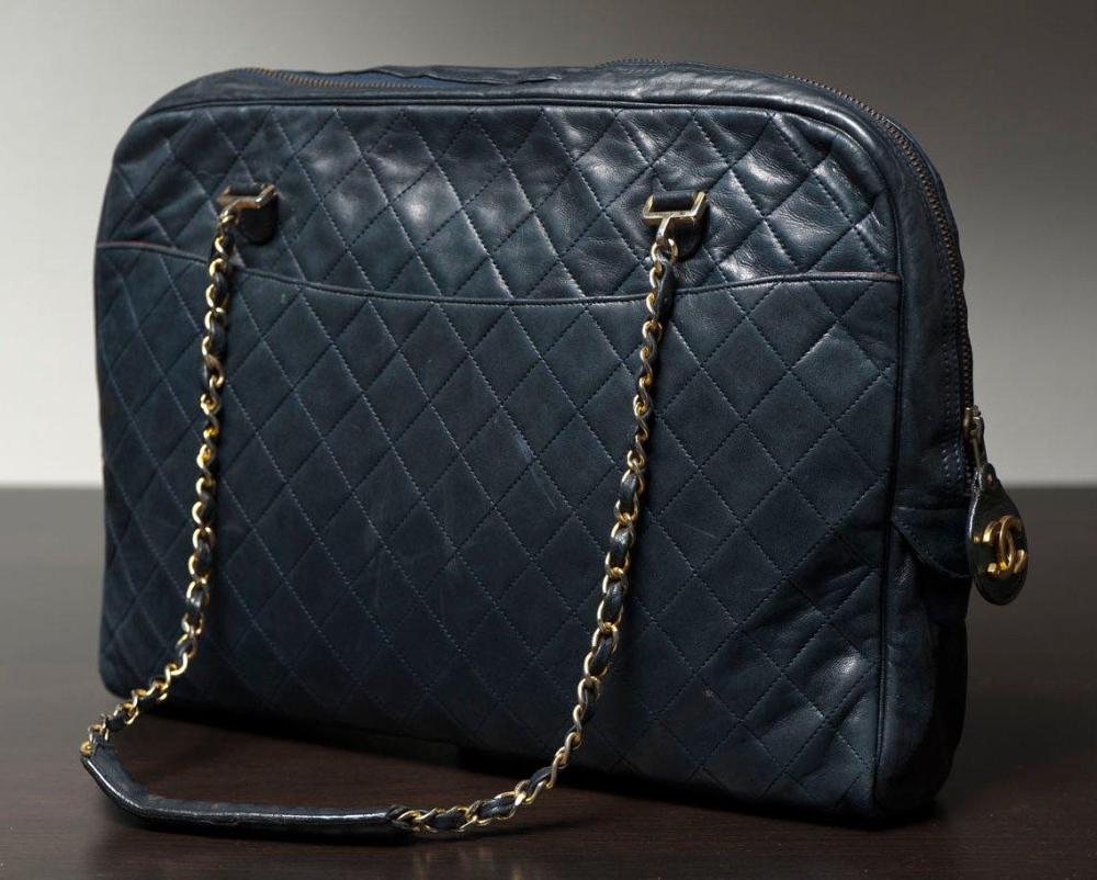 CHANEL

Sac en cuir agneau marine matelassé, deux poches extérieures, fermeture éclair, double anse chaîne en métal doré entrelacé de cuir. (en l’état). Long. 35 cm