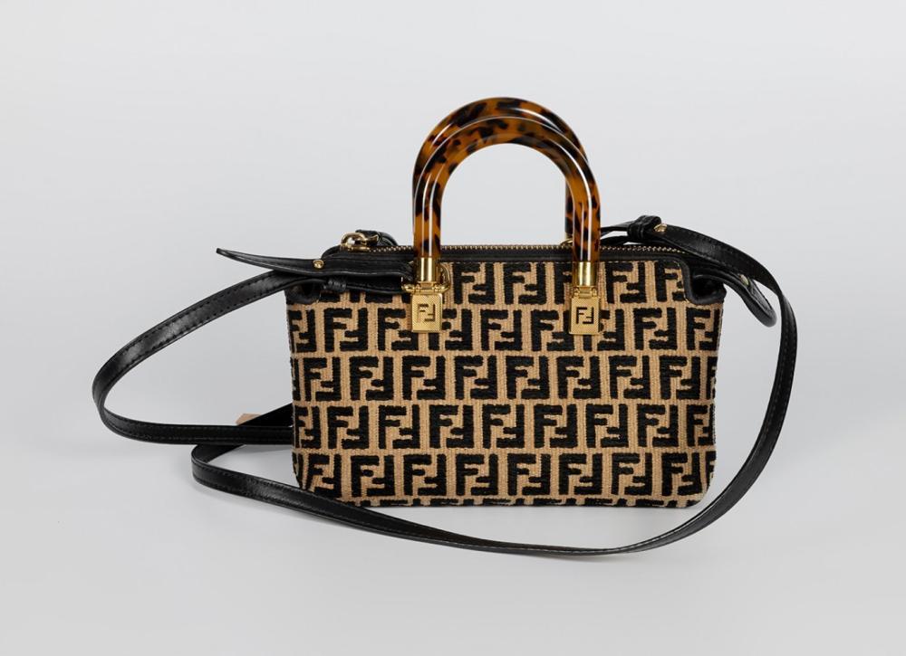 Description

FENDI
Mini Shunshine Shopper bag.
In monogram canvas with imitation tortoiseshell handles, golden metallic details and top closure with magnet. Adjustable and removable handle in black leather. Interior lined in fabric.
Measurements: 18 x 10 x 9 cm.

This model, in reduced format, condenses the visual language of the house in a piece of urban character. Fendi is one of the most representative firms of Italian luxury, founded in Rome in 1925 and internationally recognized for its excellence in leather goods and leather. Throughout its history, the house has been able to combine traditional craftsmanship and innovative spirit, establishing itself as a benchmark of contemporary design.
Its evolution has been characterized by the constant reinterpretation of its aesthetic codes, especially through iconic pieces such as the Baguette or Peekaboo bags, which have marked milestones in 20th and 21st century fashion.