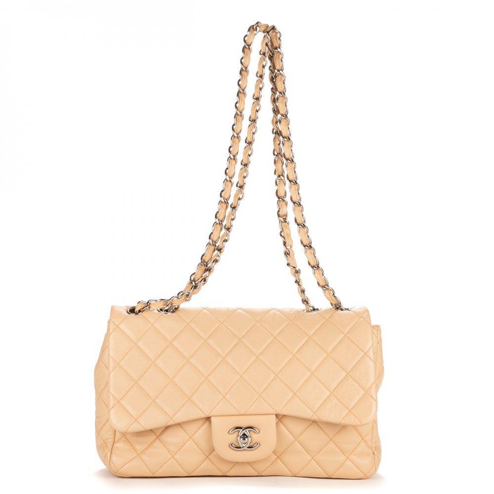 Description

CHANEL.
Timeless flap (jumbo) bag.
In beige calfskin with "matelassé" quilting, characteristic of Chanel. Silver chain intertwined with cream leather straps. Front flap with CC emblem and metal clasp. Leather interior.
Includes sticker.
With interior numbering.
In excellent condition, slight signs of use.
Measurements: 29 x 18 x 9 cm.
The classic Chanel flap bag, since its introduction in 1983, has remained timeless and coveted. Karl Lagerfeld reinterpreted the iconic Chanel 2.55 flap bag with two key innovations: he added a woven leather chain and a double C clasp closure. The universal ease of use and simplicity of the Chanel Classic Flap cemented this bag as an iconic piece. In addition, the Chanel Classic Flap bag comes with endless options in quilting, materials, sizes and hardware combinations.

Almost thirty years later, and among all the Chanel bags on the market, the Chanel Classic Flap Bag remains one of the most coveted pieces in history.