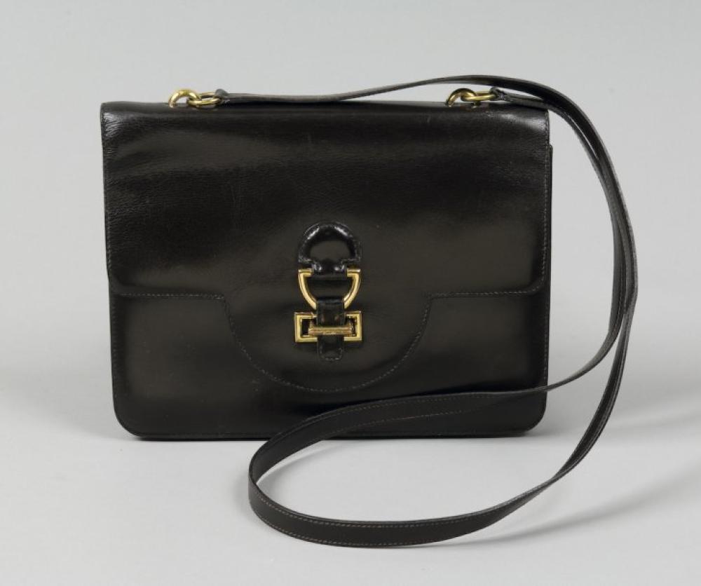 HERMES Paris

*Sac en cuir marron, fermeture languette, fermoir plaqué or, anse bandoulière.