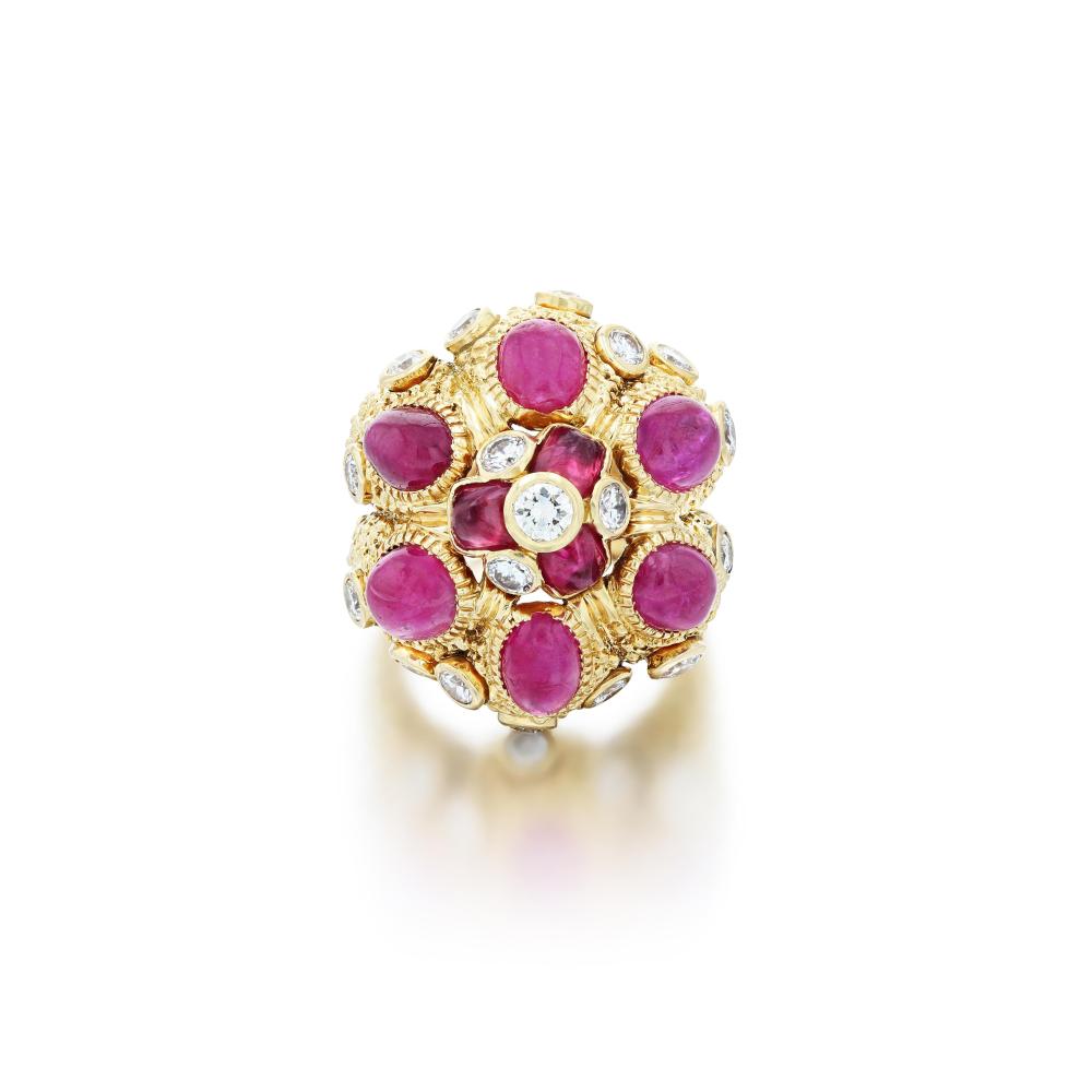 David Webb

Of bombé design, highlighted with sugarloaf and oval cabochons rubies, collet-set with brilliant-cut diamonds, to a textured gold mount.