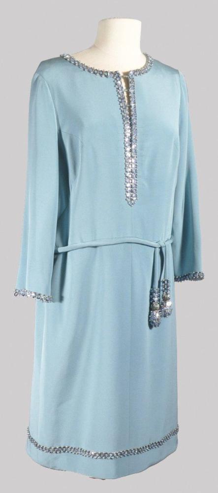 Une robe de cocktail en soie bleue, broderie...

Une robe de cocktail en soie bleue, broderie de paillettes et de perles argent et bleu ciel, ceinture à pompons. Circa 1965 griffée YVES SAINT LAURENT HAUTE COUTURE