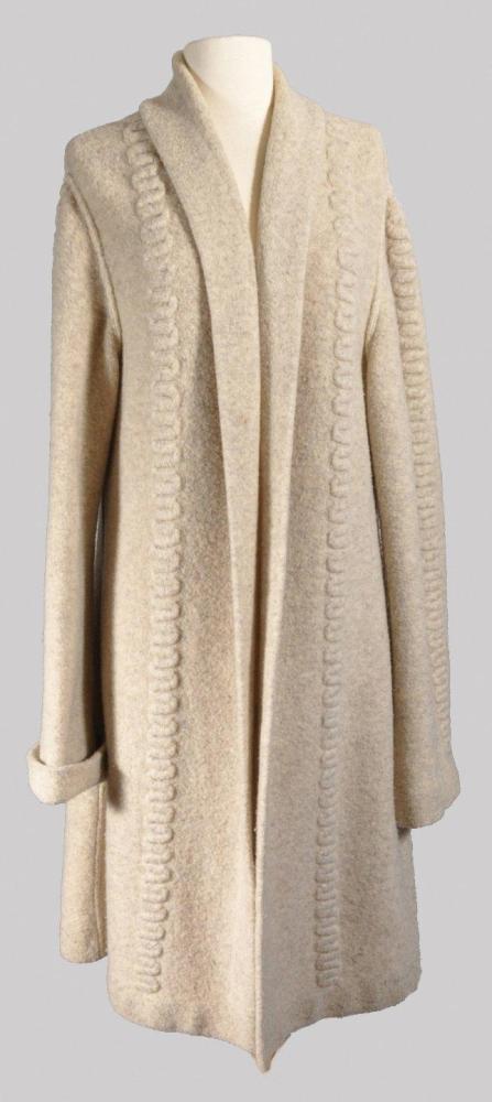 Un manteau en laine bouilli beige chiné....

Un manteau en laine bouilli beige chiné. Circa 1984. ALAIA