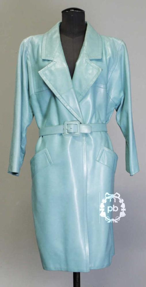 GIVENCHY, circa 1980/85 PARDESSUS 9/10 en...

GIVENCHY, circa 1980/85 
 PARDESSUS 9/10 en agneau plongé turquoise, col cranté, deux poches en biais, fente dos, ceinture à boucle coordonnée (manque griffe) (env TS/M) (salissures et petite patine d’usage)