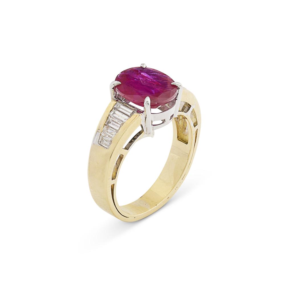 BAGUE RUBIS ET DIAMANTS

Oval-shaped ruby of 3.42 carats, baguette-shaped diamonds, French import assay mark for 18K yellow and white gold (750‰) 
Gübelin, 2015, report n°15010042: 3.42 carats, Mogok (Burma), no indications of heating, with Information sheet on rubies from Mogok, Burma 
Diamonds: for an approximate total weight of 0.50 - 0.60 carat 
Size/Dimensions: EU ring size 56 / US ring size 7½ 
Gross weight: 7.80 grams 
Please note that this report is over five years old and may require an update.