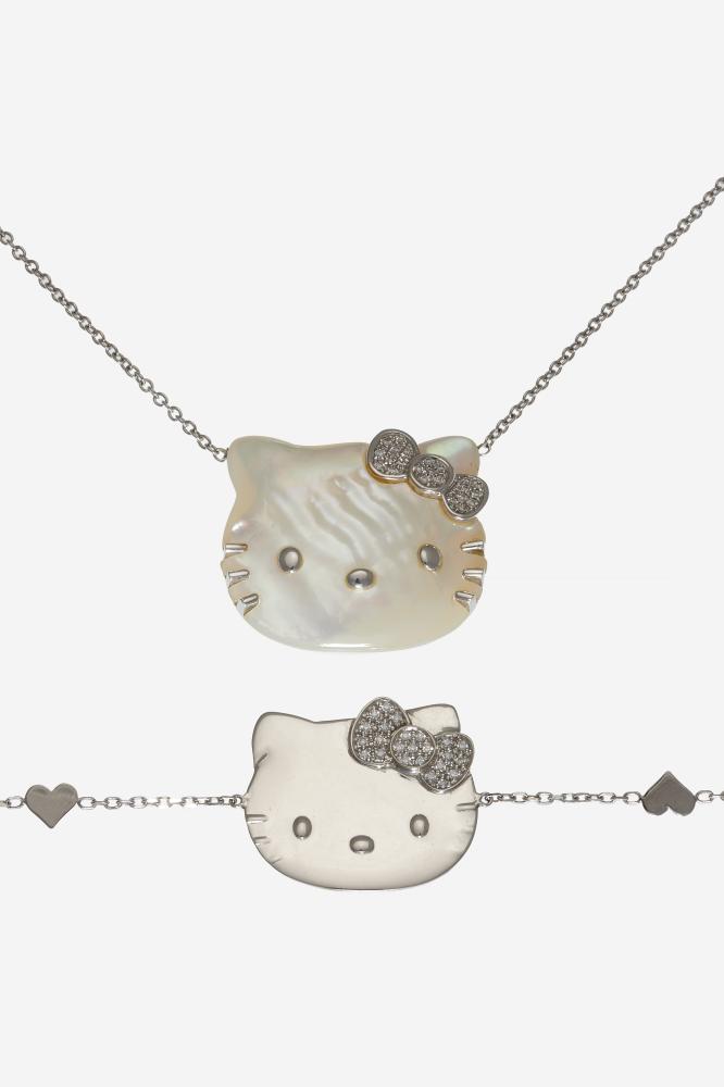 Anonyme / Victoria CASAL

Collier et bracelet "Hello Kitty"

En or gris 18k, à maille forçat retenant une tête d’Hello Kitty rehaussée de brillants, celle du collier en nacre, celle du bracelet en or uni

Le bracelet signé

Long. : env. 18.5 et 40 cm, Poids total brut : 13.17 g

A diamond, and 18k white gold "Hello Kitty" bracelet, by Victoria Casal ; along with a mother of pearl, diamond and 18k white gold "Hello Kitty" necklace

RAPPORT DE CONDITION :

Bon état, patine et rayures d’usage

Le bracelet signé Hello Kitty by Victoria Casal, et Sanrio

Pour une sortie de l’UE, et selon le pays de destination, une étude de taxonomie peut être nécessaire, cette dernière étant à la charge du futur acquéreur

CONDITION REPORT :

Good condition, usual wear and scratches

The bracelet signed Hello Kitty by Victoria Casal, and Sanrio

For an exit from the EU, and depending on the destination country, a taxonomy study may be required. This will be the responsibility of the future buyer