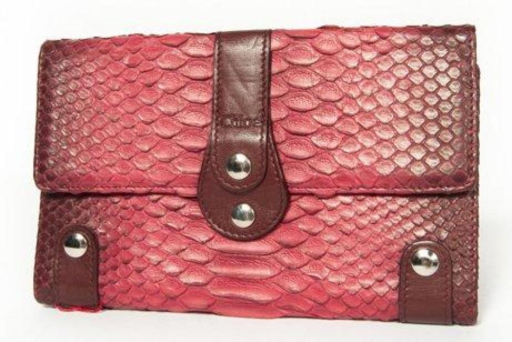 CHLOE

Portefeuille en reptile framboise, intérieur doublé de cuir bordeaux