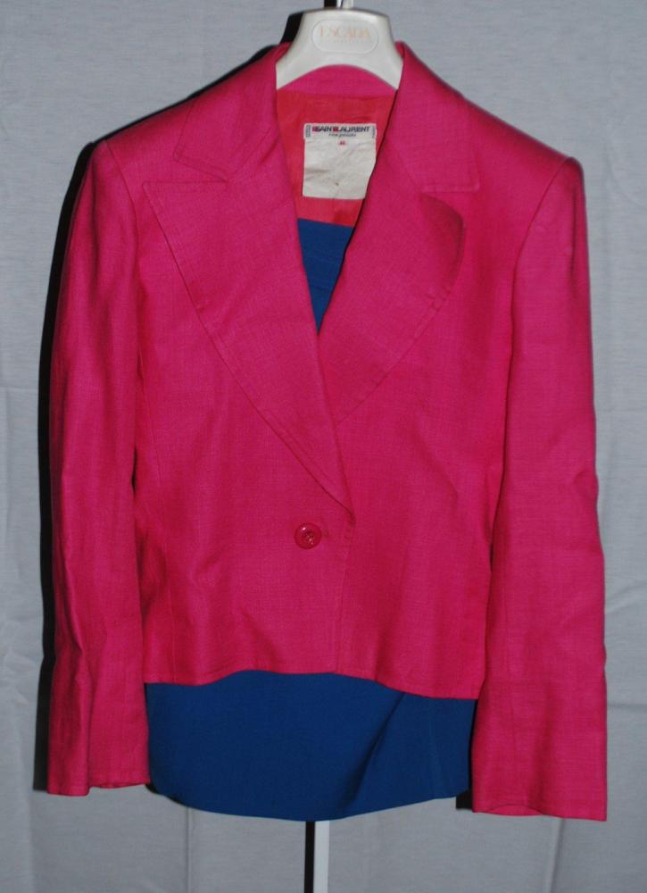 SAINT LAURENT rive gauche

Veste en lin rose, col châle cranté, boutonnage à un bouton, manches longues, jupe en ottoman bleu