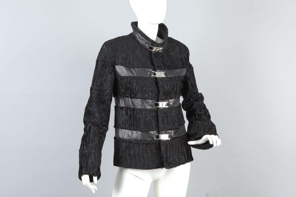 Agnès GERCAULT

Veste en Astrakan Swakara noir, travail horizontal, intercalaires en cuir Agneau noir, petit col, simple boutonnage à quatre mousquetons en acier chromé.