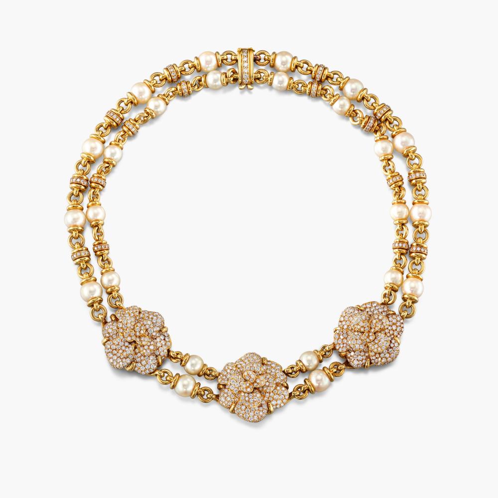 Chanel

Set with three floral motifs pavé-set with brilliant-cut diamonds, linked by two gold chain strands featuring round and near-round cultured pearls measuring approximately from 9.04 to 8.12mm and diamond rondelles.