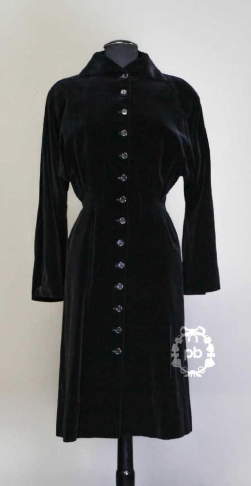 Pierre BALMAIN Haute Couture n°7186?, circa...

Pierre BALMAIN Haute Couture n°7186?, circa 1955
 ROBE-MANTEAU en velours noir, encolure montante à revers sur simple boutonnage jusqu’au bas de la jupe, taille soulignée de pinces, emmanchures basses (griffe noire, graphisme blanc) (env TS) (doublure sig