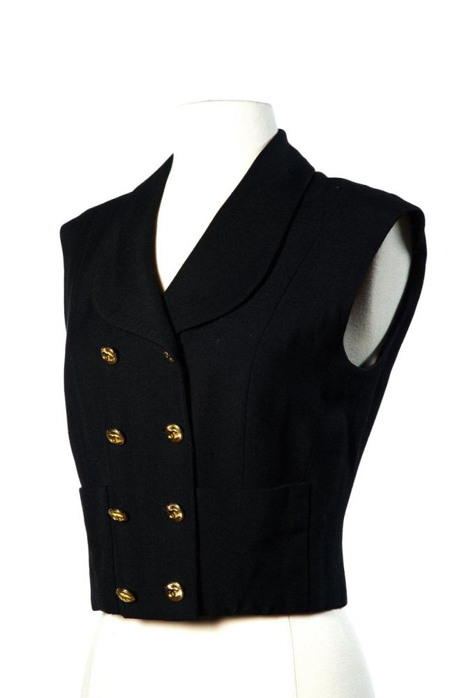CHANEL

BOUTIQUE Gilet en gabardine de laine noire, col châle, double boutonnage a quatre boutons, deux poches plaquées arrondies. (taches)