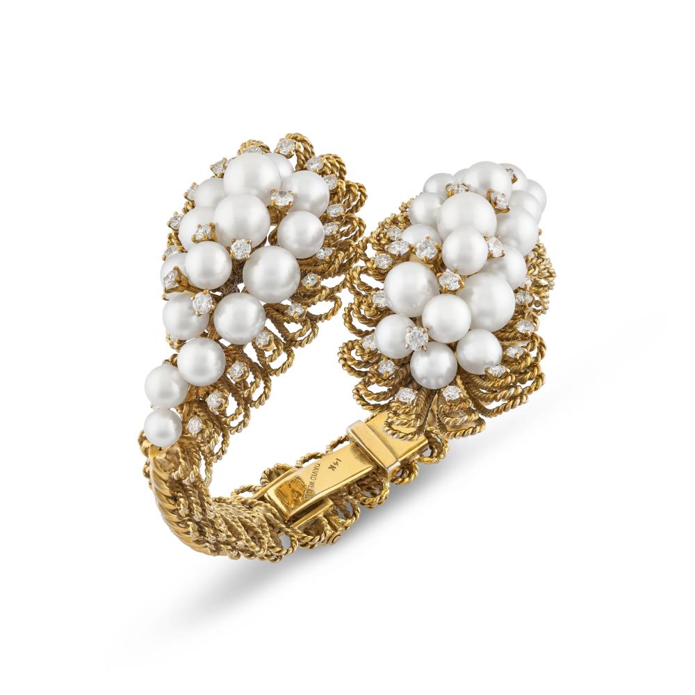 DAVID WEBB CULTURED PEARL AND DIAMOND BANGLE

Cultured pearls, round diamonds, signed David Webb 
Diamonds: for an approximate total weight of 3.10 - 3.30 carats 
Size/Dimensions: inner circumference of 15.0 cm  
Gross weight: 76.7 grams