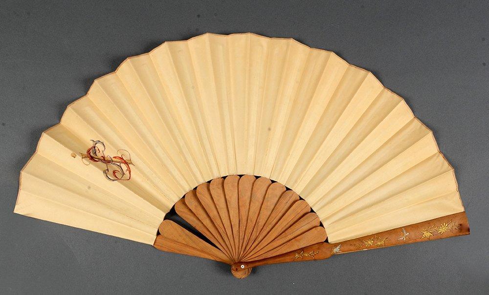 Coquelicots et pissenlits, vers 1890-1900...

Coquelicots et pissenlits, vers 1890-1900 Éventail plié, feuille en soie peinte à la gouache. Signé à droite «Gabrielle». Monture en bois gravé de fleurs et de papillons, doré et argenté. H.t. 32,3 cm / H.f. 19 cm (rivure manquante)