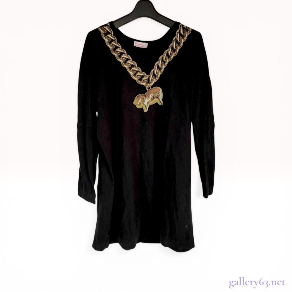 Description
Vivienne Westwood Red Label long-sleeved tunic or mini dress, manufactured in Japan. The black cotton garment features a large trompe l’oeil graphic print of a chunky gold-tone chain necklace with a stylized animal-form charm. Construction includes a scoop neckline and 100 percent cotton jersey fabric. Interior labels include the Vivienne Westwood Red Label neck tag, size 2 tag, and a Japanese care label identifying the distributor as Incontro Co., Ltd.
Length: approximately 80 cm (31.5 inches).
