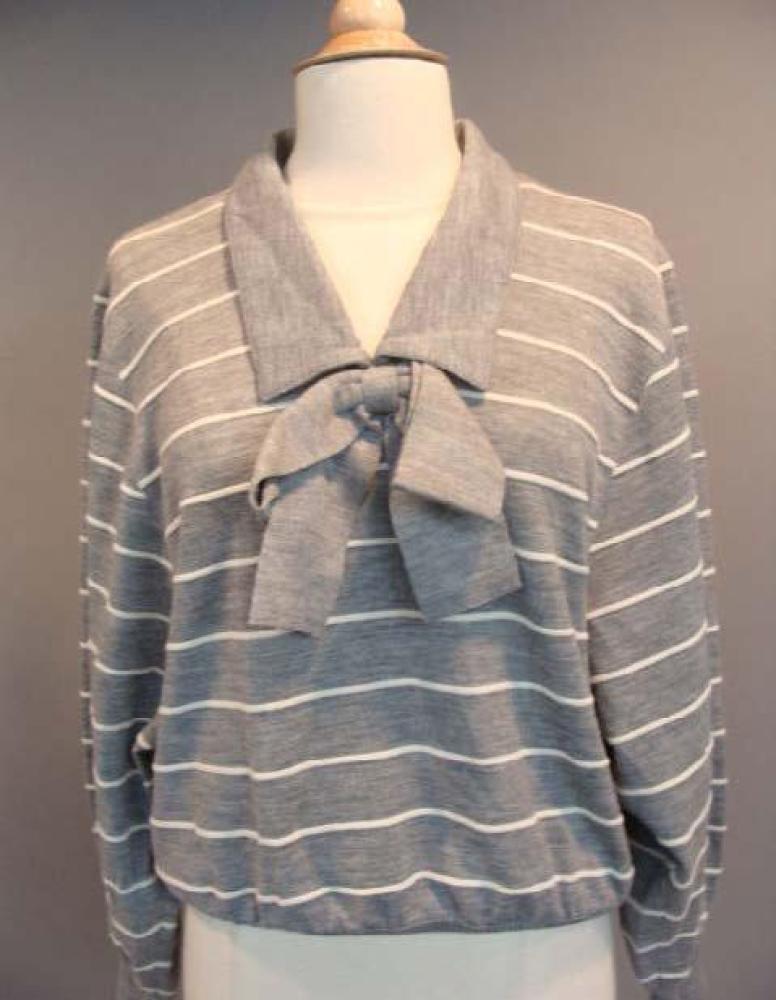 VALENTINO

Pull gris et blanc et un gilet Taille 40