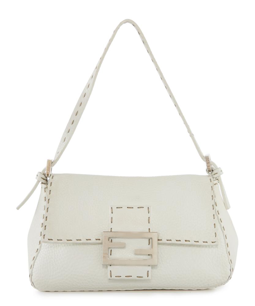 FENDI Sac BAGUETTE

Cuir de veau grainé blanc

Surpiqûre taupes

Intérieur peau beige

Garniture en métal argenté

Largeur : 22 cm

Hauteur : 12,5 cm

Profondeur : 11 cm

Assez bon état

Traces d’usage, usures, taches, traces de colle, noircissement par endroits, certains plastiques encore présents, hologramme