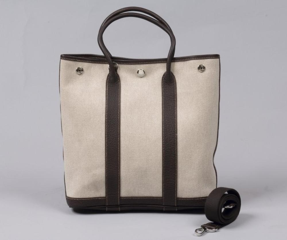 HERMÈS Paris made in France

*Sac « Garden « haut en toile chinée beige et cuir marron, fermeture pression, double poignée, anse bandoulière sangle. Très bon état