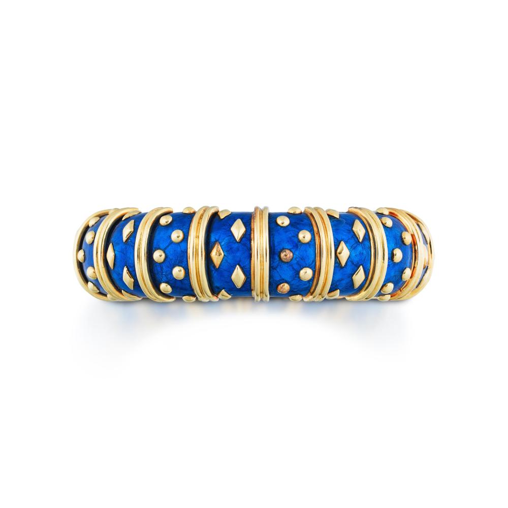 Schlumberger

Composé de sections articulées réhaussées d’émail à paillons bleu, alternés de godrons en or et parsemés de points et de losanges en or.

-Ancienne collection Carmen Saint

Par descendance aux propriétaires actuels

-Collection privée, Paris

Bio Carmen Saint:

Carmen Saint (Rio, 1917, Paris, 2016), femme du monde brésilienne établie à Paris en 1943. Elle épousa Jorge Lage, puis Daniel Saint. Amie d’Hélène Rochas, de Jacqueline Delubac et de Zozo de Ravenel, elle fut photographiée par André Ostier, notamment lors du célèbre Bal des têtes. Elle est la mère de Betty Catroux.