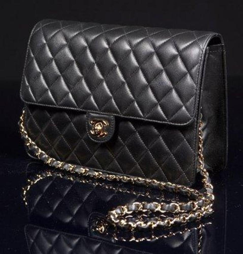 CHANEL

Sac 25cm en cuir agneau matelassé noir, fermoir siglé en laiton doré sur rabat, anse chaîne entrlacée de cuir. Excellent état. veste de plage en éponge écru gansée de vinyle beige siglé
