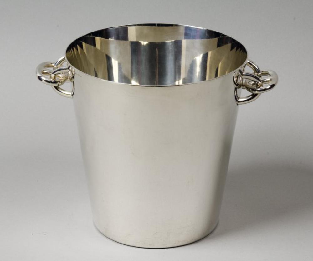 HERMÈS Paris made in France

*Seau à champagne en métal argenté, prises figurant le maillon chaîne d’ancre . Très bon état