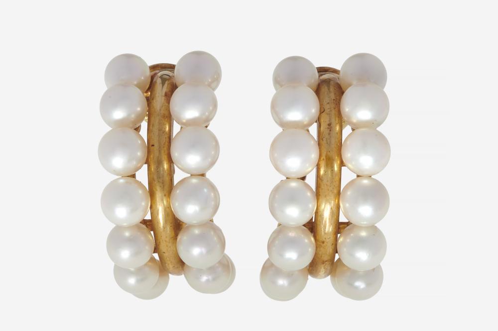 Paire de clips d’oreilles

Paire de clips d’oreilles

En or jaune 18k, formés d’un bandeau agrémenté d’un double rang de perles de culture

Haut. : env. 2.5 cm, Poids brut : 12.73 g

A pair of cultured pearl and 18k yellow gold earclips

RAPPORT DE CONDITION :

Bon état, patine d’usage

Système clip pour oreilles non percées

CONDITION REPORT :

Good condition, usual wear

Clip system suitable for unpierced ears