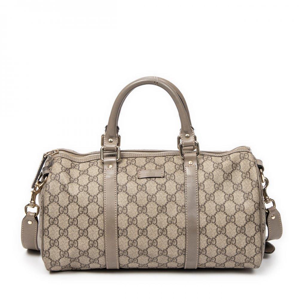Description

GUCCI.
Small Joy Boston bag.
In Monogram Supreme GG canvas and gray leather details with white stitching. Silver-tone metal hardware. Double short top handle and zipper closure. Roomy interior.
Includes removable handle.
With interior numbering.
In excellent condition, light signs of use.
Measurements: 32 x 16 x 17 cm.
The iconic Italian fashion brand Gucci is known worldwide for its luxury, style and quality. Founded in 1921 by Guccio Gucci in Florence, Italy, Gucci has become a symbol of elegance and sophistication in the fashion industry. The brand is especially famous for its luxurious handbags, which are coveted by fashionistas and fashionistas around the world.

Includes removable handle. With interior numbering. In excellent condition, light signs of use.