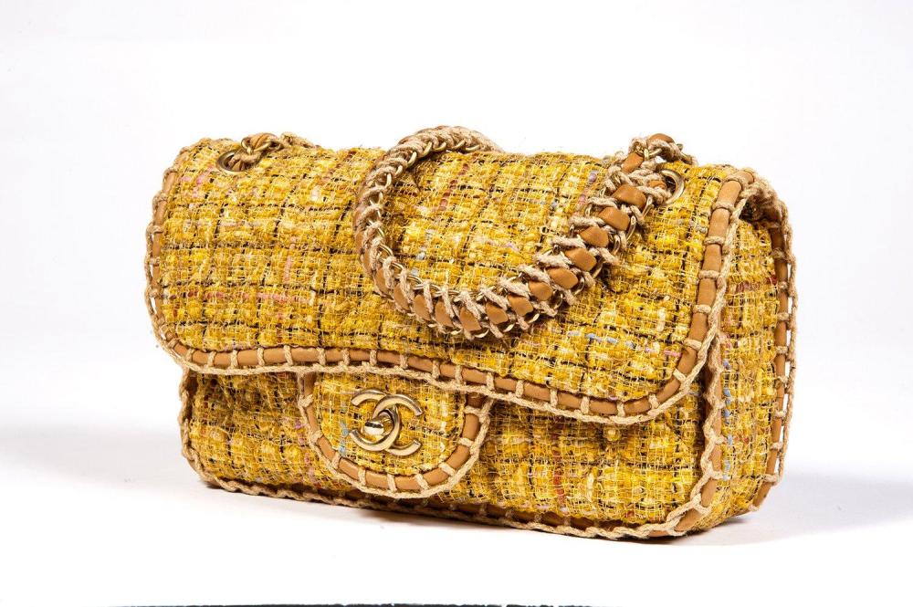 CHANEL

Sac 26 cm en tweed matelassé multicolore moutarde, rose et bleu,gansé de cuir naturel rehaussé d’un cordage, fermoire siglé en métal doré, anse double chaîne à l’identique entrelacée de cuir et de cordage en coordonné, poche exterieur. Bon état (légères salissures cuir)